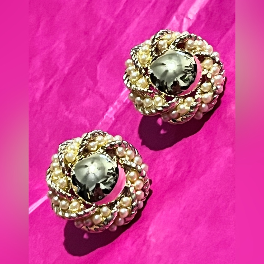 High-End 90s Gold-Tone & Faux Pearl Clip-On Earrings – Vintage Elegance